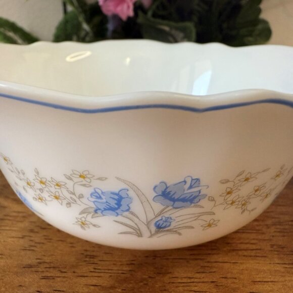 Arcopal France Romantique Scalloped White Glass Bowls With Blue Floral Design - Picture 7 of 10